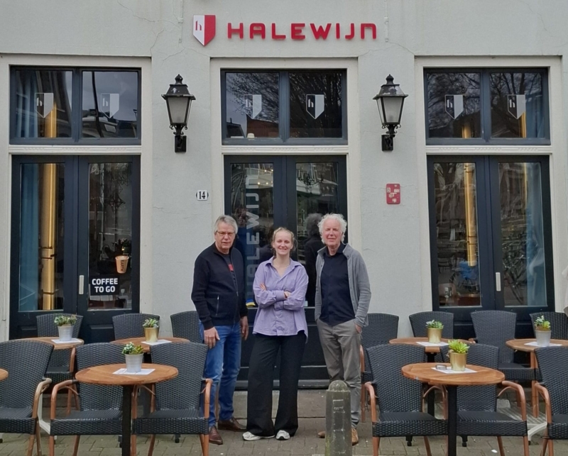 Initiatiefnemers samen met bedrijfsleider